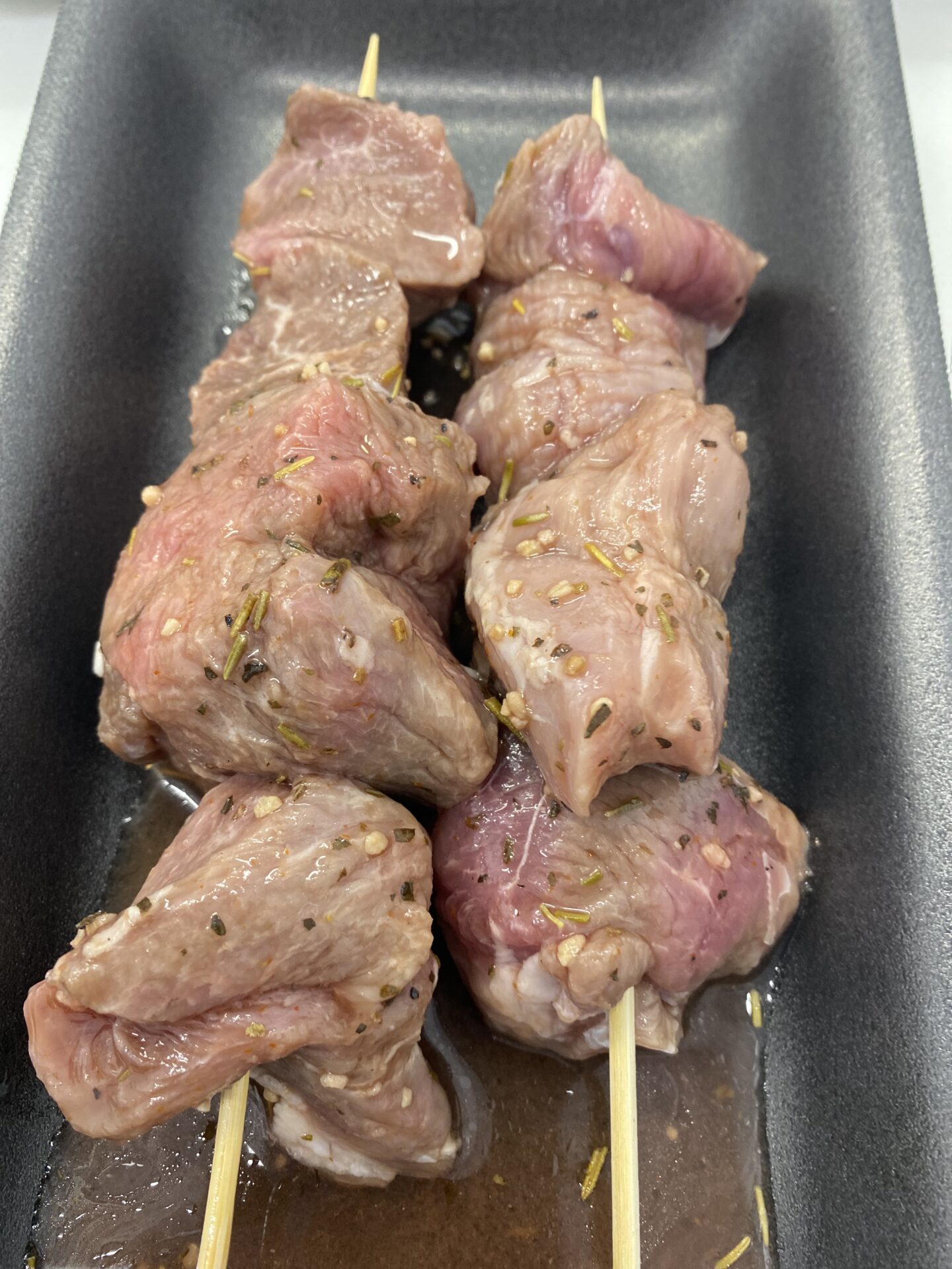 Brochettes d’agneau marinées ail, romain & citron