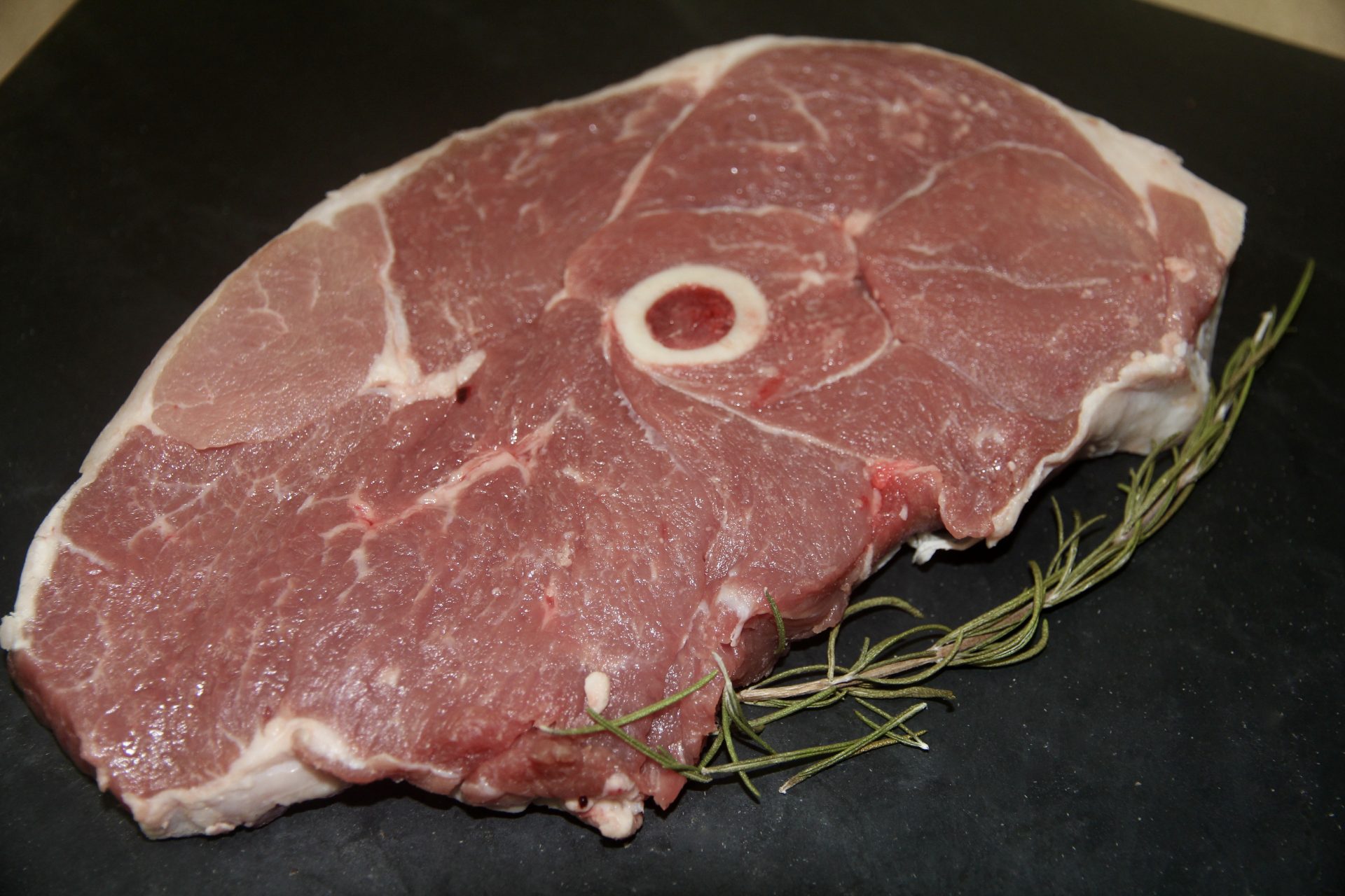 Tranche de gigot d’agneau avec os